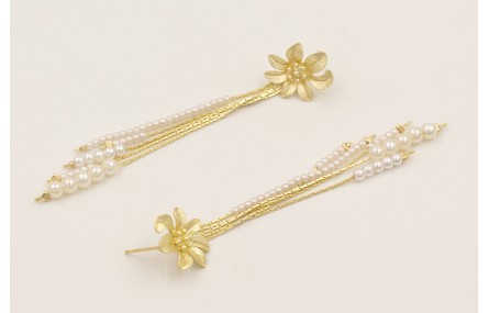 Pendientes perno flor dorada mate con fleco cadena