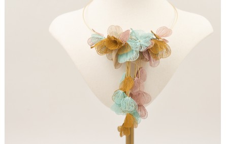 Collar hilo flexible dorado con flores moldeables 