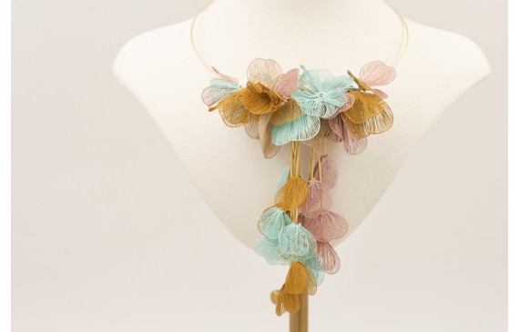 Collar hilo flexible dorado con flores moldeables 