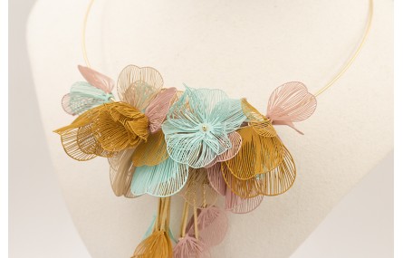 Collar hilo flexible dorado con flores moldeables 