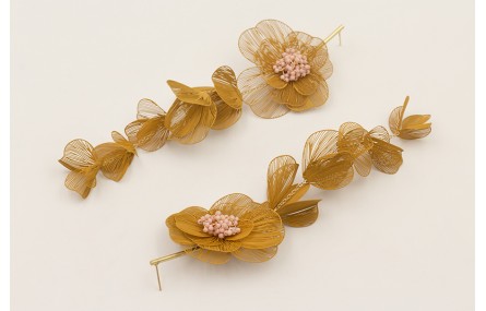 Pendientes flores moldeables color mostaza con bur