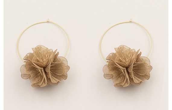 Pendientes aro grande dorado mate con flores 6 pét