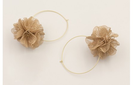 Pendientes aro grande dorado mate con flores 6 pét