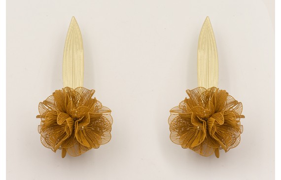 Pendientes perno hoja alargada dorada mate con flo