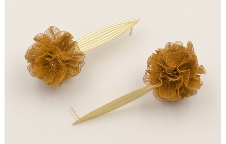 Pendientes perno hoja alargada dorada mate con flo