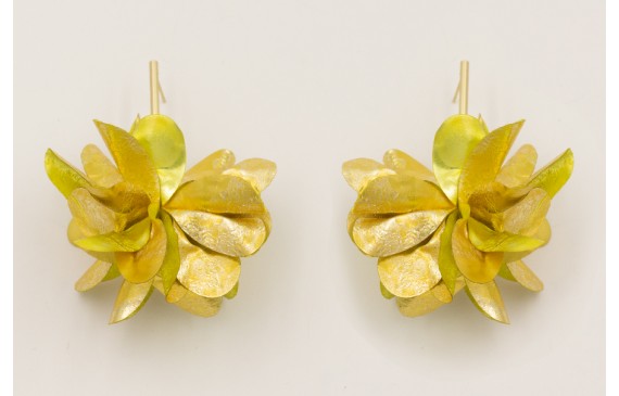 Pendientes perno pivote dorado mate con flor lente