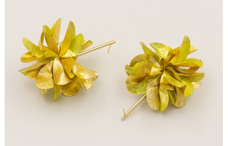 Pendientes perno pivote dorado mate con flor lente