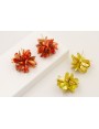 Pendientes perno pivote dorado mate con flor lente