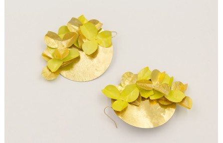 Pendientes sencillo con disco lentejuela dorado y