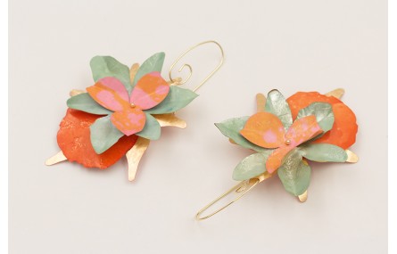 Pendiente gancho dorado con flores de lentejuelas 