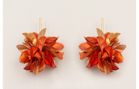 Pendientes perno pivote dorado mate con flor lente