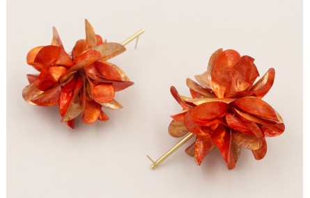 Pendientes perno pivote dorado mate con flor lente