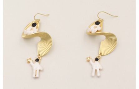 Pendientes pieza circular rizada dorada mate con a