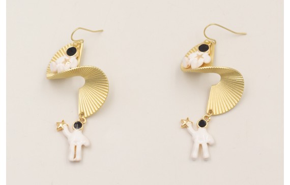 Pendientes pieza circular rizada dorada mate con a