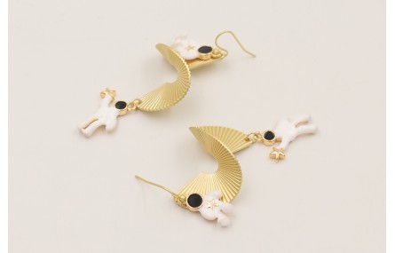 Pendientes pieza circular rizada dorada mate con a