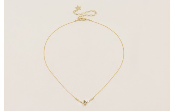 Collar cadena fina dorado con planeta brillos y mi