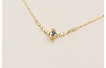 Collar cadena fina dorado con planeta brillos y mi