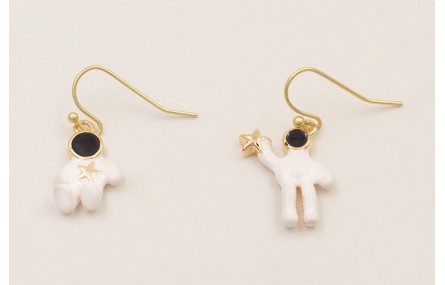 Pendientes astronautas estrella en la mano y estre