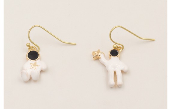 Pendientes astronautas estrella en la mano y estre