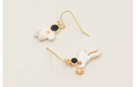 Pendientes astronautas estrella en la mano y estre