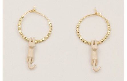 Pendientes gato esmaltado beige con microcubos dor