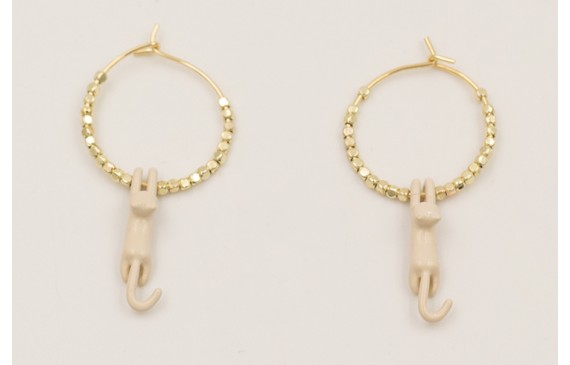 Pendientes gato esmaltado beige con microcubos dor