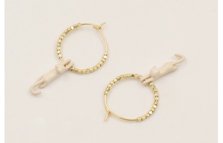 Pendientes gato esmaltado beige con microcubos dor