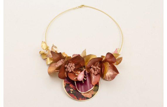 Collar rígido dorado mate con lentejuelas en florm