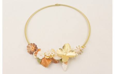 Collar lámina rígida dorada mate con flores de nac