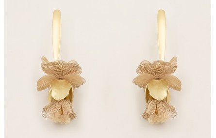 Pendientes perno daga dorada mate con flores alamb