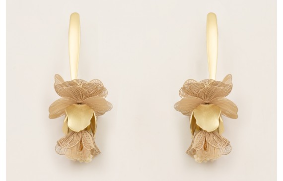 Pendientes perno daga dorada mate con flores alamb