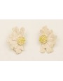 Pendientes media flor esmaltada beige con centro d
