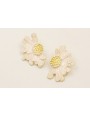 Pendientes media flor esmaltada beige con centro d