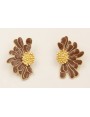 Pendientes media flor esmaltada marrón con centro 