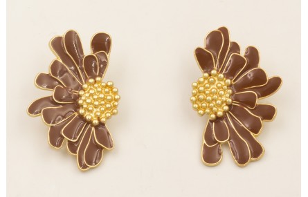 Pendientes media flor esmaltada marrón con centro 