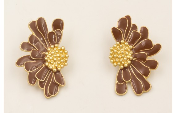 Pendientes media flor esmaltada marrón con centro 
