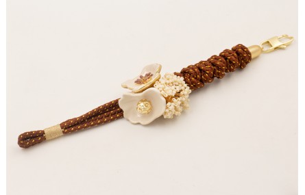 Pulsera cordón marrón con hilo dorado, flores esma