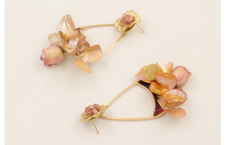 Pendientes flor dorada mate con burruño de turmali