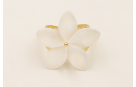 Anillo flor nacar blanca.