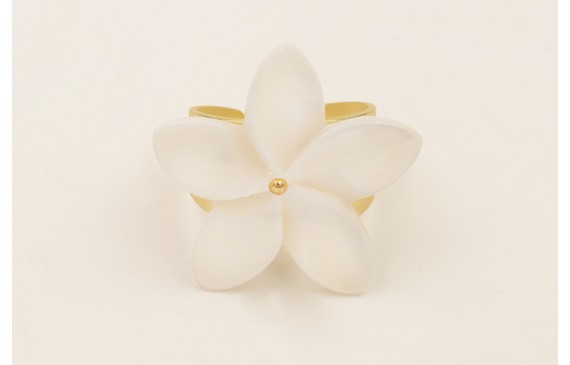 Anillo flor nacar blanca.