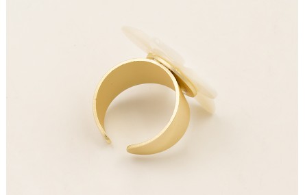 Anillo flor nacar blanca.