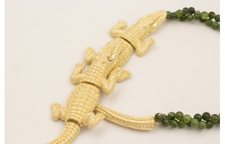 Collar bolas verdes retorcidas y  2 cocodrilos dor