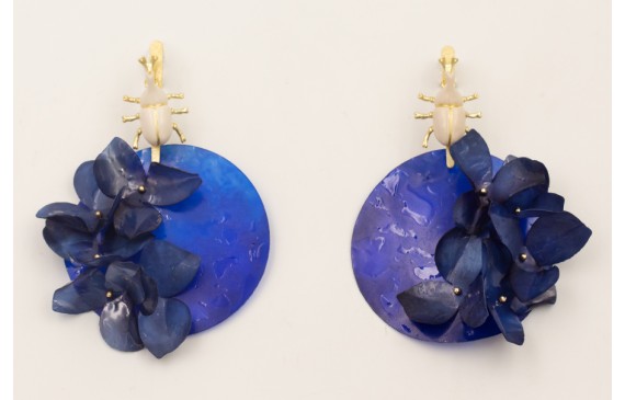 Pendientes lámina satinada con escarabajo pequeño 