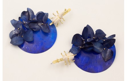 Pendientes lámina satinada con escarabajo pequeño 