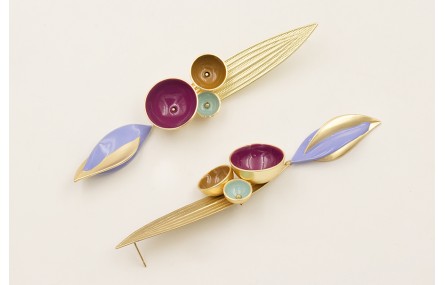 Pendiente perno hoja alargada dorada mate on semi 