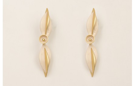 Pendientes hojas bicolor oro mate y beige con semi