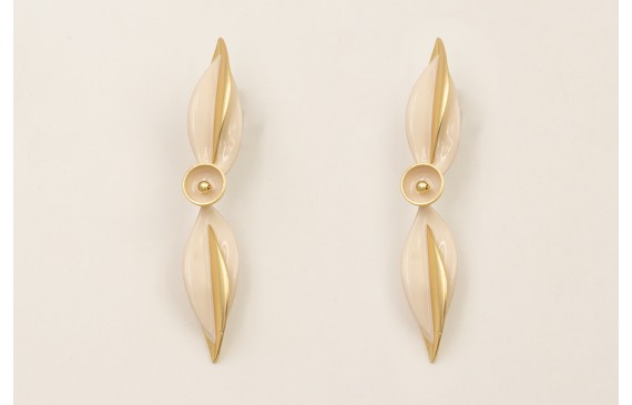 Pendientes hojas bicolor oro mate y beige con semi