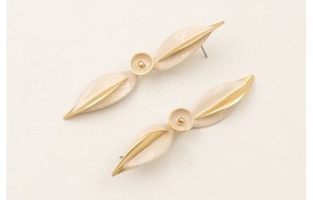 Pendientes hojas bicolor oro mate y beige con semi