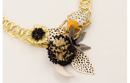 Collar aros entrelazados dorado mate con escarabaj