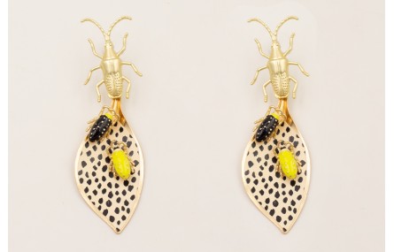 Pendientes perno insecto dorado mate, hoja piel ti